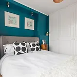 Stylish Hyde Park Rooftop 2 Bedroom