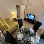 1-Bedroom Flat With Small Garden & Paid Parking In Finsbury Park, Highbury