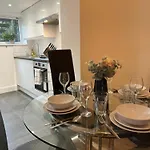1-Bedroom Flat With Small Garden & Paid Parking In Finsbury Park, Highbury
