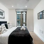Battersea 2Br Flat - Gym, Balcony, Parking, Great Location - Long Stays Welcome