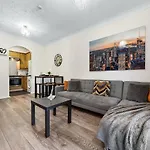 Bright Modern Suite In Elephant & Castle