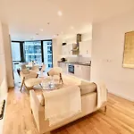 Luxury London Riverside Flat - 15 Min Wimbledon & Chelsea