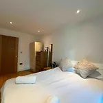 Compact 2 Bed Good Transport Links