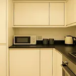 Elegant Urban Retreat Near Chelsea & Queenstown Road Station