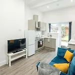 Modern 2B Home With Private Backyard & Fast Wifi