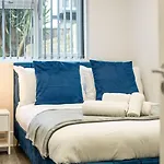 Modern 2B Home With Private Backyard & Fast Wifi