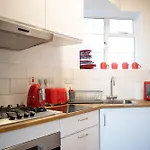 Beautifully Decorated Contemporary 2 Bedroom Flat