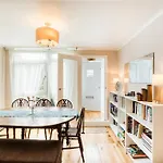 Homely 4 Bedroom House In Brixton