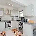 Eejs Stylish 3 Bedroom House - Greenwich