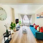 Home In Plaistow & Free Parking