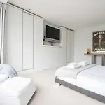 Fashionable Family Home In Southfields