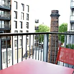 Modern 2 Bedroom Apartment Next To Olympic Park