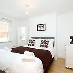 Oyo Home Kings Cross-St Pancras Garden 4 Bedroom