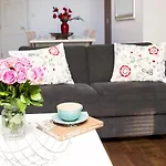 Apt 3, Trafalgar Sq Duplex, 3Rd & 4Th Floor By Indigo Flats