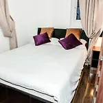 Paddington Deluxe Apartment