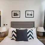 Modern, Bright & Elegant 3 Bed Fulham Maisonette