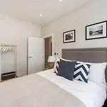 Modern, Bright & Elegant 3 Bed Fulham Maisonette