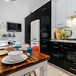 Beautiful 2 Bed 2 Bath In Heart Of Notting Hill