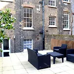Oyo Home Kings Cross-St Pancras Garden 4 Bedroom