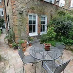 2 Bed Flat With Garden Next To Battersea Park!