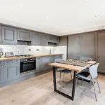Stylish 2 Bedroom Flat In Knightsbridge