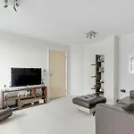 Zone 1 Riverside Apartment -St George Wharf