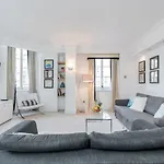 Outstanding Trafalgar Penthouse, Sleeps 8