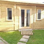 Urban Log Cabin Near Zone 2 Tube