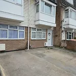 Four Bedroom Townhouse 12 Minutes Walk To Excel Exhibition Centre