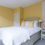 Cadogan Street Apartment