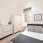 Lupus Street Apartment