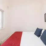 Lupus Street Apartment