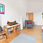 Stunning 2-Bed Flat W/Balcony In Dalston