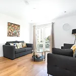Skyvillion - Olympic View London Stratford Apartment