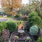 Fabulous 4-Bed House In Fulham With Garden!