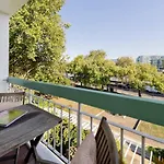 Bright 2-Bed Apartment In Fashionable Chelsea