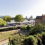 Bright 2-Bed Apartment In Fashionable Chelsea