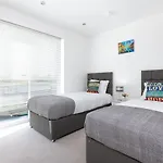 Skyvillion - Olympic View London Stratford Apartment