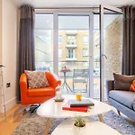 Two Bedroom Apartment In Limehouse