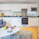 Two Bedroom Apartment In Limehouse