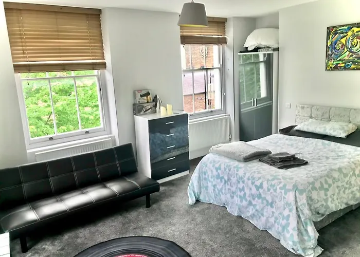 Camden Large 2 Bedroom Flat Guest House