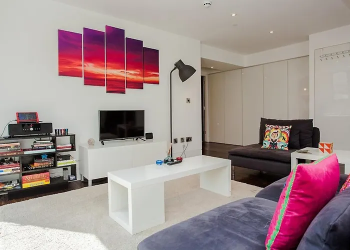 Beautiful Newly Renovated 2 Bed Apartment In Bank