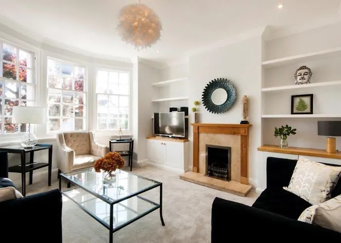 Modern Family Home In London Close To Amenities And Train