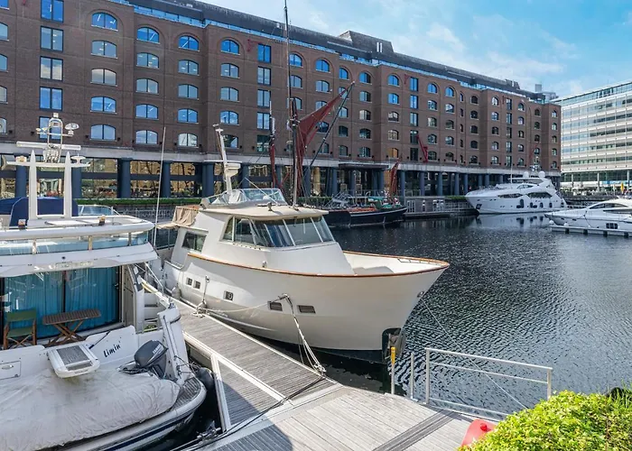 Rustic 2-Bed Houseboat On The River Thames, In East London