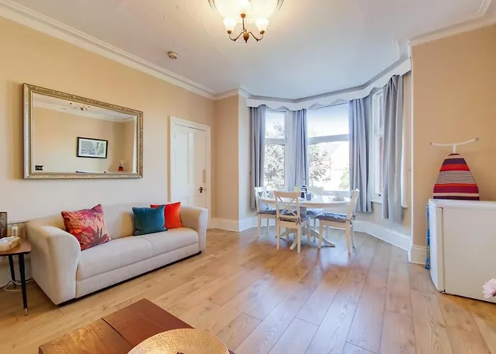 Spacious Ealing Broadway Apartment