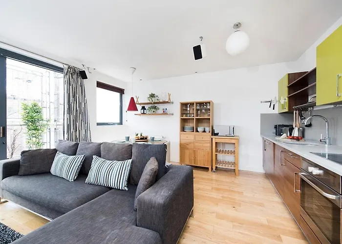 Stylish 2 Bedroom Flat With Balcony In London