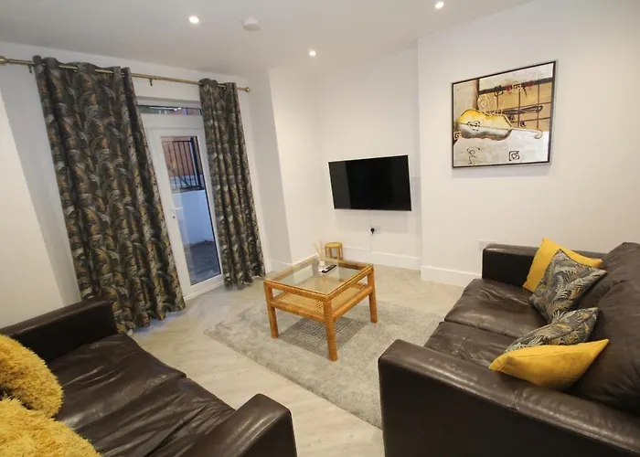 Eversley\'S Mews