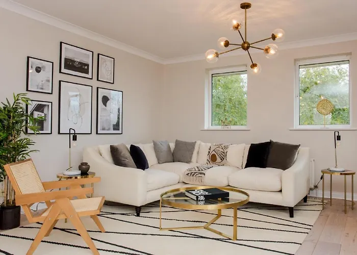 The Sparkford Gardens - Lovely 2Bdr With Balcony