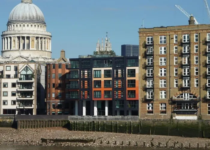 Modern Apartment In Central London By River Thames