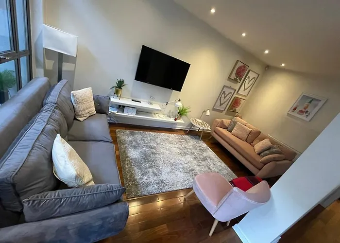 Large American Loft Style Apartment Close To Centre